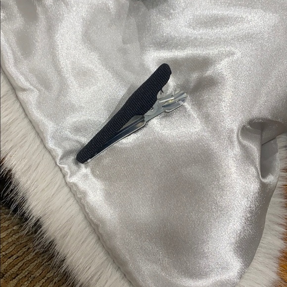 Women’s Limited Shawl - Picture 2 of 2